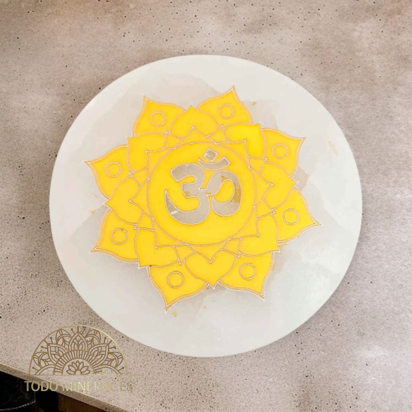 Plato Selenita 10 Cms Para Limpieza Minerales Grabado Símbolo Om Dorado TODOMINERAL