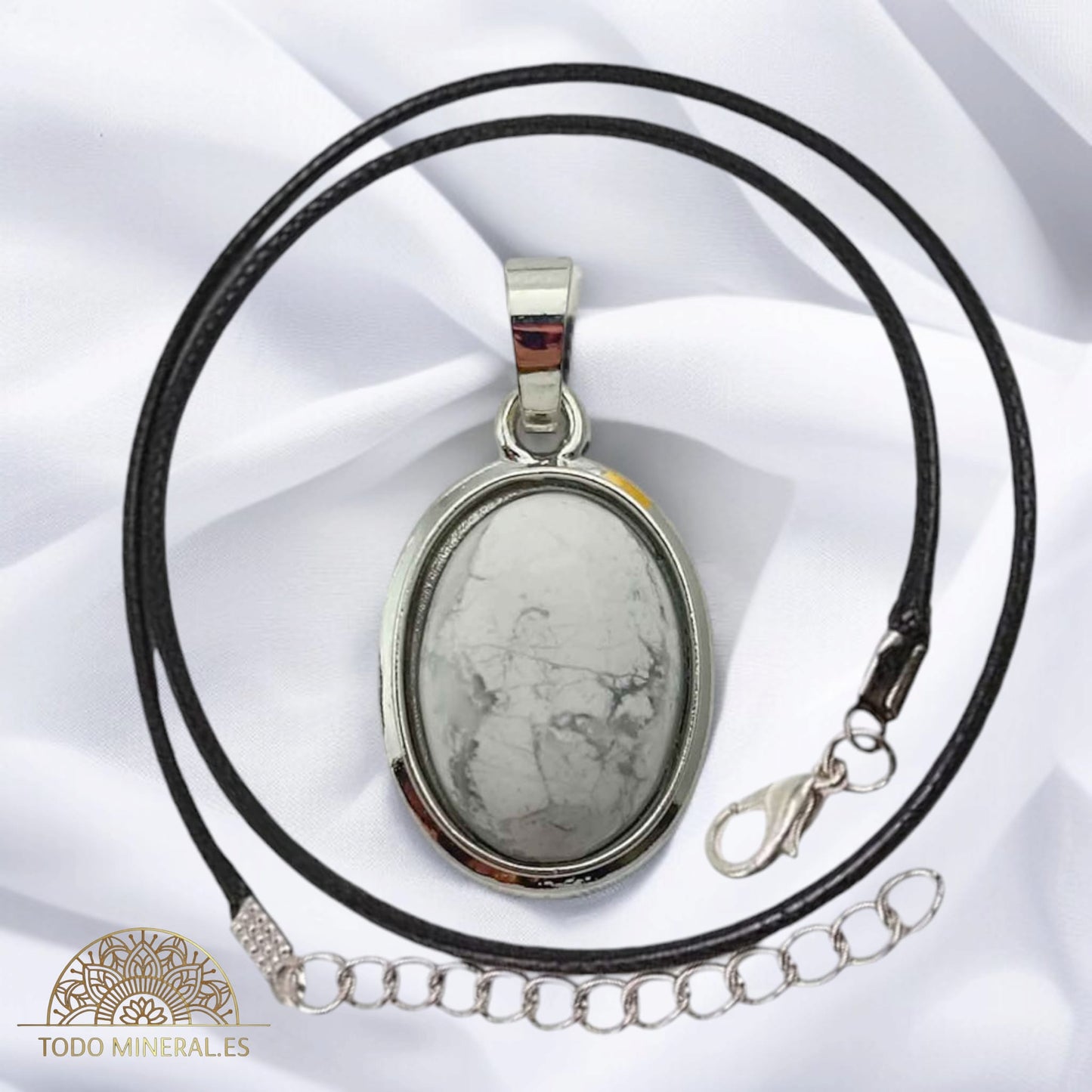 Colgante Ovalado Metal Con Piedra Howlite (INCLUYE CORDON 45 CMS EN NEGRO) TODOMINERAL