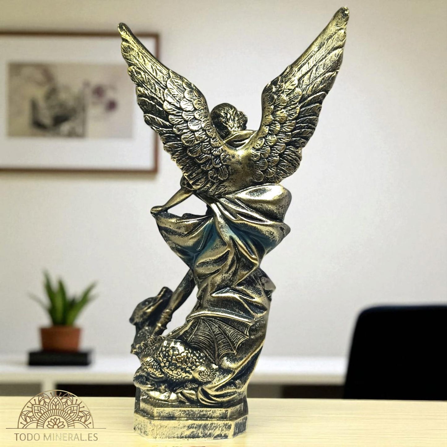 Figura Arcángel San Miguel En Resina 30 Cms Dorado y Azul 600103662 TODOMINERAL