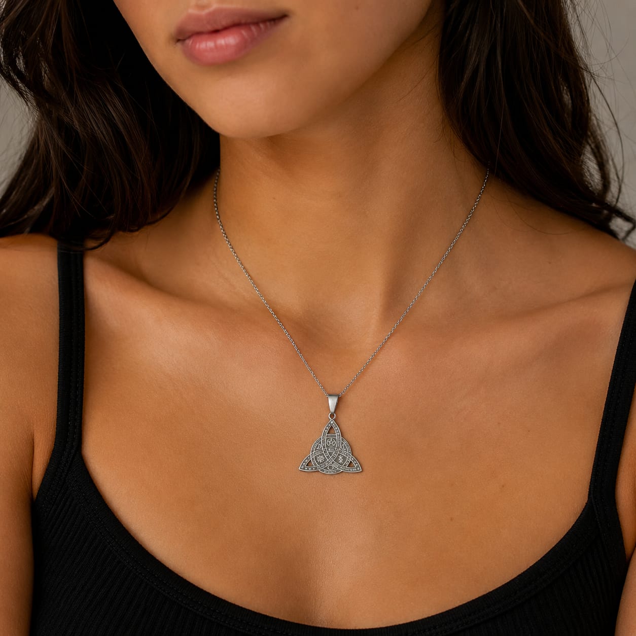 Collar Triquetra En Acero Inoxidable Con Cadena 40 Cms TODOMINERAL