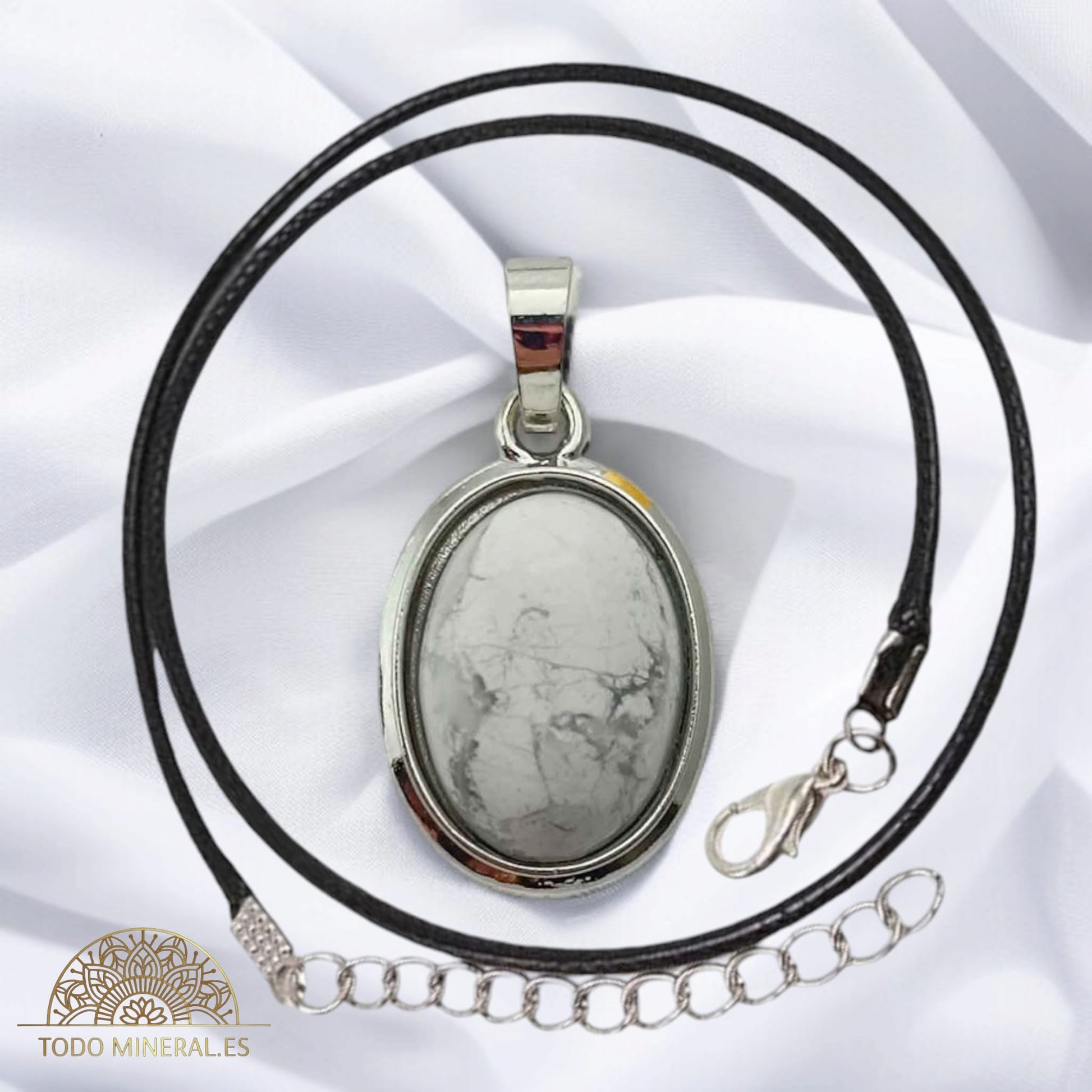 Colgante Ovalado Metal Con Piedra Howlite (INCLUYE CORDON 45 CMS EN NEGRO) TODOMINERAL