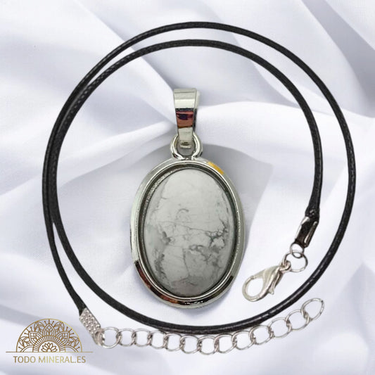 Colgante Ovalado Metal Con Piedra Howlite (INCLUYE CORDON 45 CMS EN NEGRO) TODOMINERAL