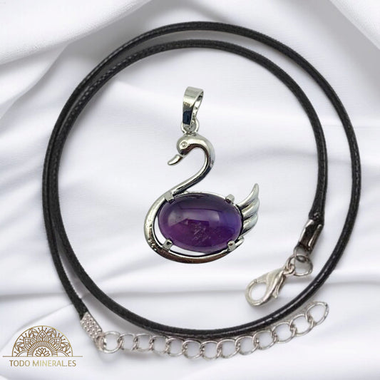 Colgante Cisne Metal Con Piedra Amatista (INCLUYE CORDON 45 CMS EN NEGRO) TODOMINERAL