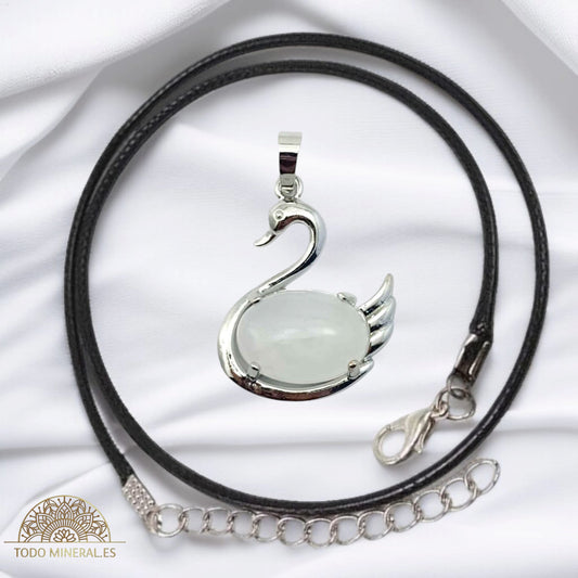 Colgante Cisne Metal Con Piedra Cuarzo Blanco (INCLUYE CORDON 45 CMS EN NEGRO) TODOMINERAL