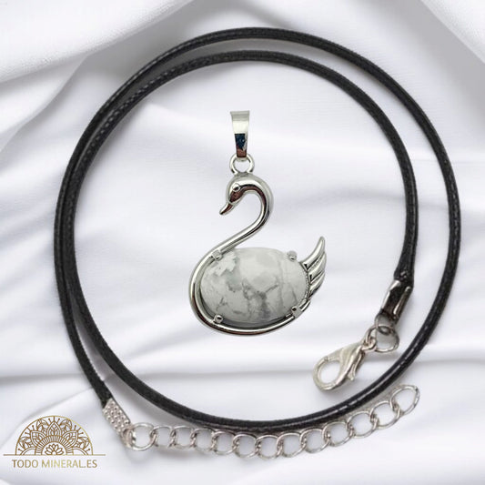 Colgante Cisne Metal Con Piedra Howlita (INCLUYE CORDON 45 CMS EN NEGRO) TODOMINERAL