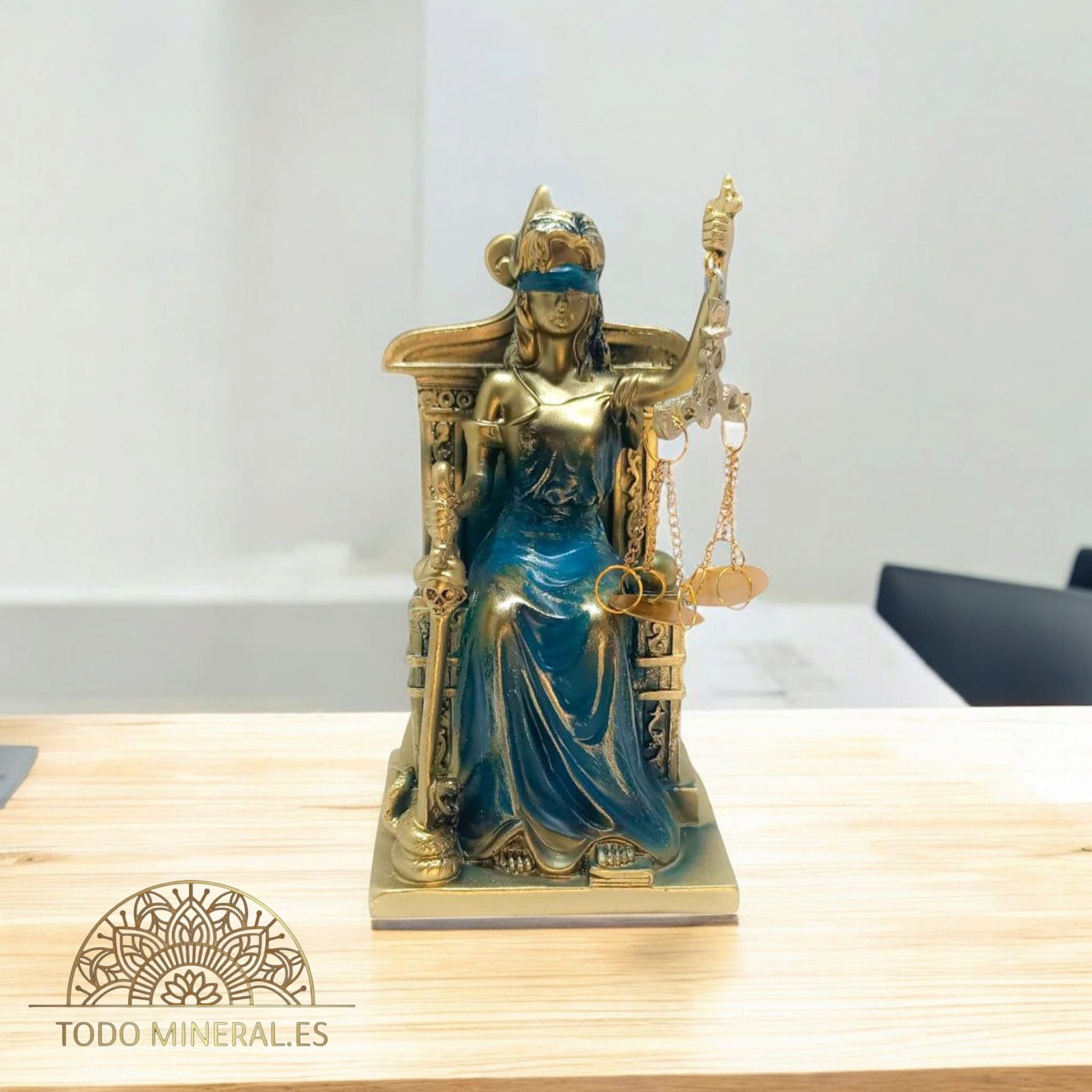 Figura En Resina Diosa De La Justicia Sentada 19 Cms Aprox 600102860 Color Azul TODOMINERAL
