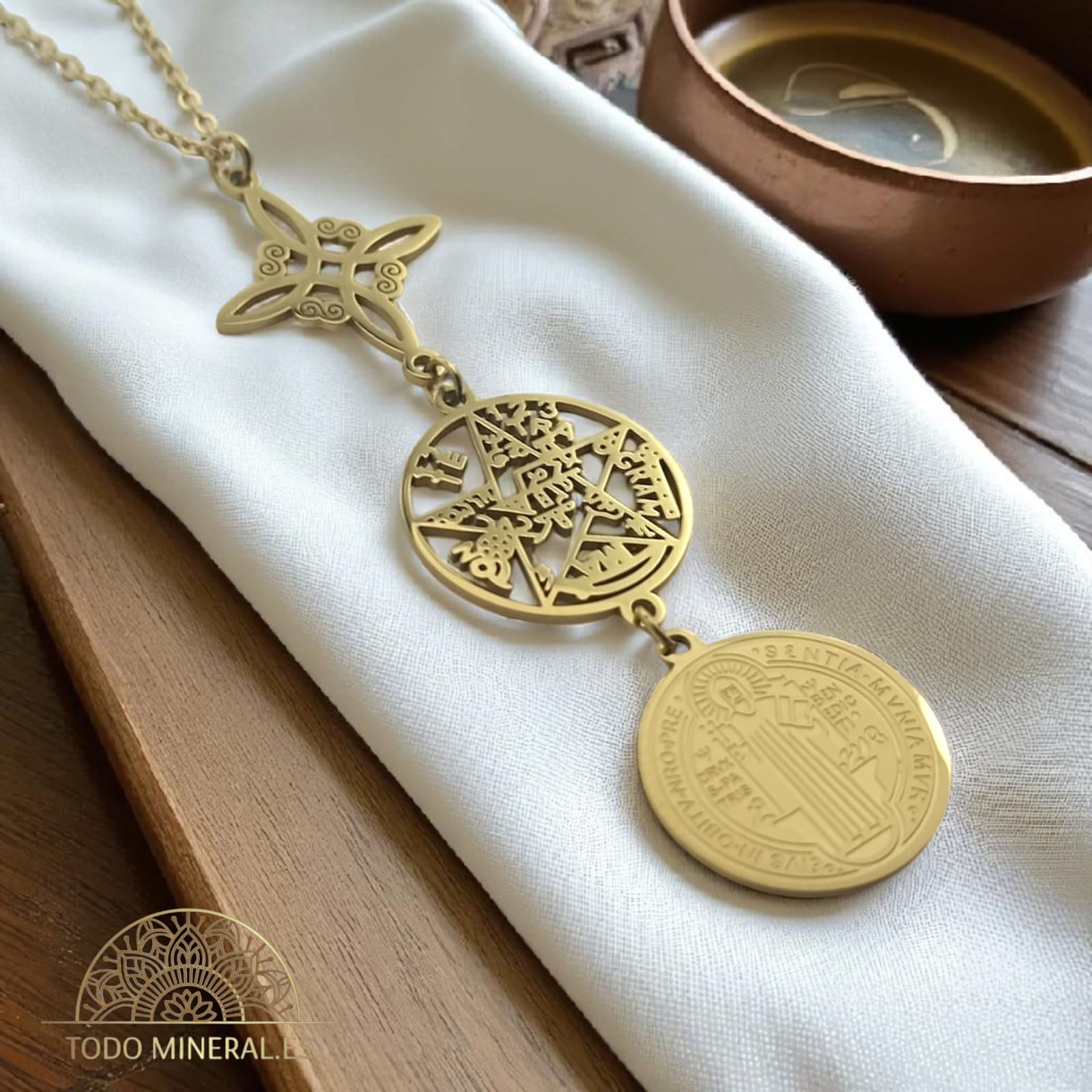 Collar Nudo De Bruja Tetragramaton Y San Benito En Acero Dorado Con Cadena 45 Cms TODOMINERAL
