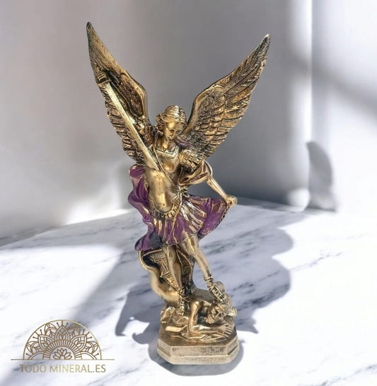 Figura En Resina Arcángel San Miguel 29 Cms Aprox En Color Morado 600102913 TODOMINERAL