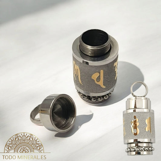 Colgante de Acero Inoxidable "Cofre de Deseos" con Mantra "Om Mani Padme Hum" (30 mm) 600103433-01 COLGANTE ACERO