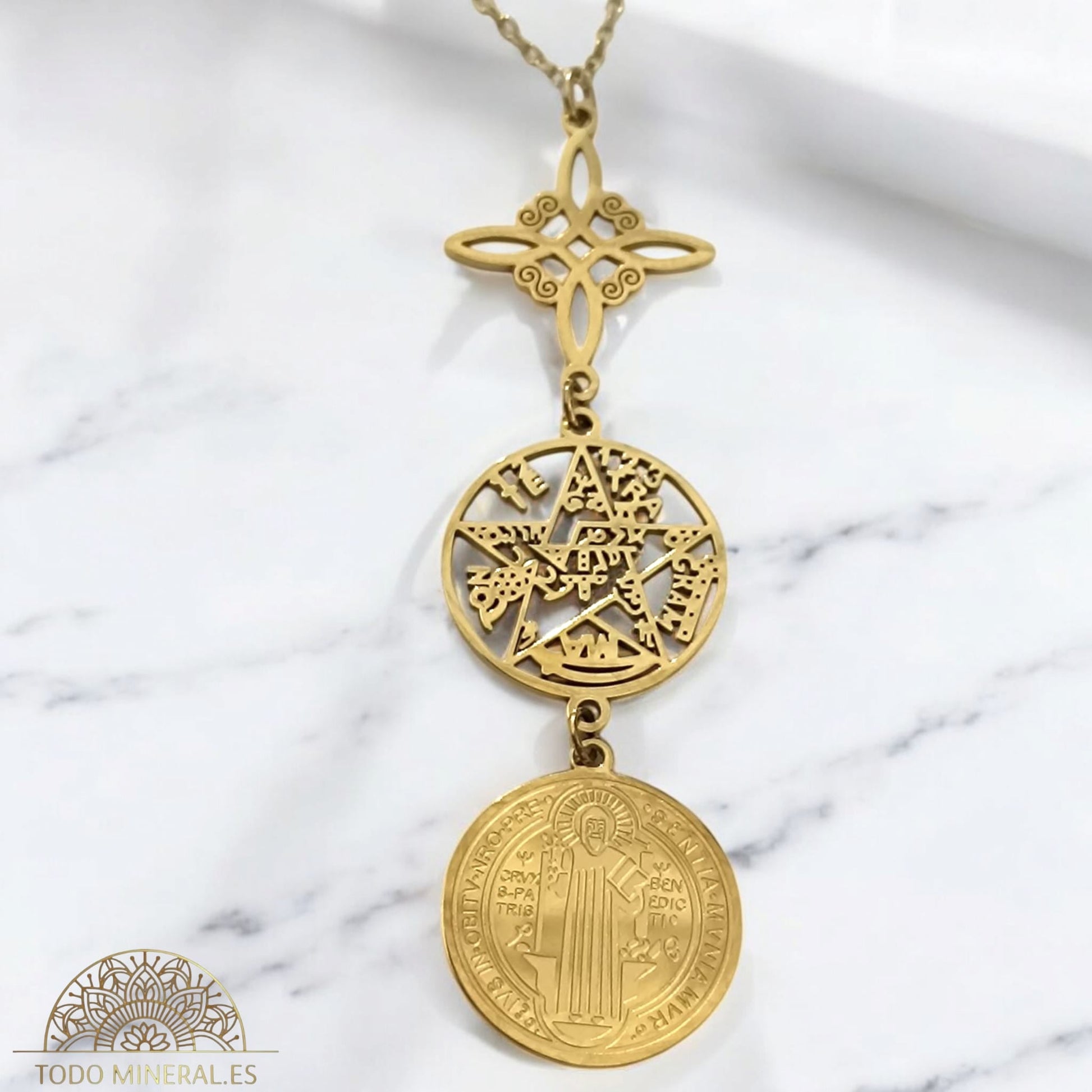 Collar Triple Protección Nudo De Bruja Tetragramaton Y San Benito En Acero Dorado Con Cadena 45 Cms TODOMINERAL