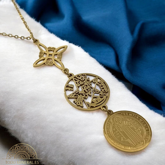 Collar Triple Protección Nudo De Bruja Tetragramaton Y San Benito En Acero Dorado Con Cadena 45 Cms TODOMINERAL