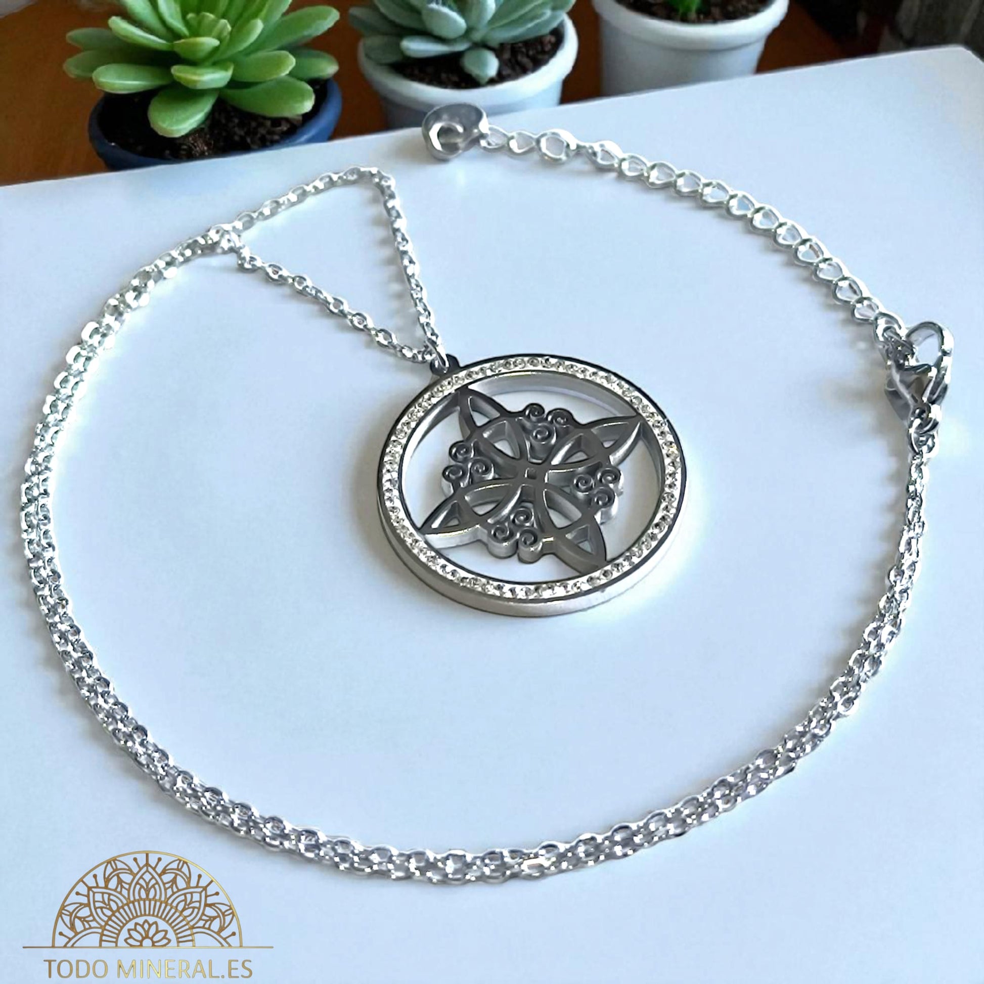 Collar Nudo De Bruja Con Simbol Trisquel En Acero Inoxidable Con Circonitas y Cadena 45 Cms TODOMINERAL