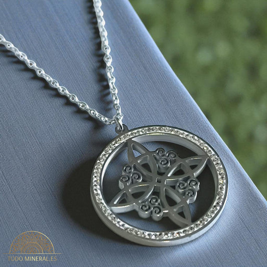 Collar Nudo De Bruja Con Simbol Trisquel En Acero Inoxidable Con Circonitas y Cadena 45 Cms TODOMINERAL