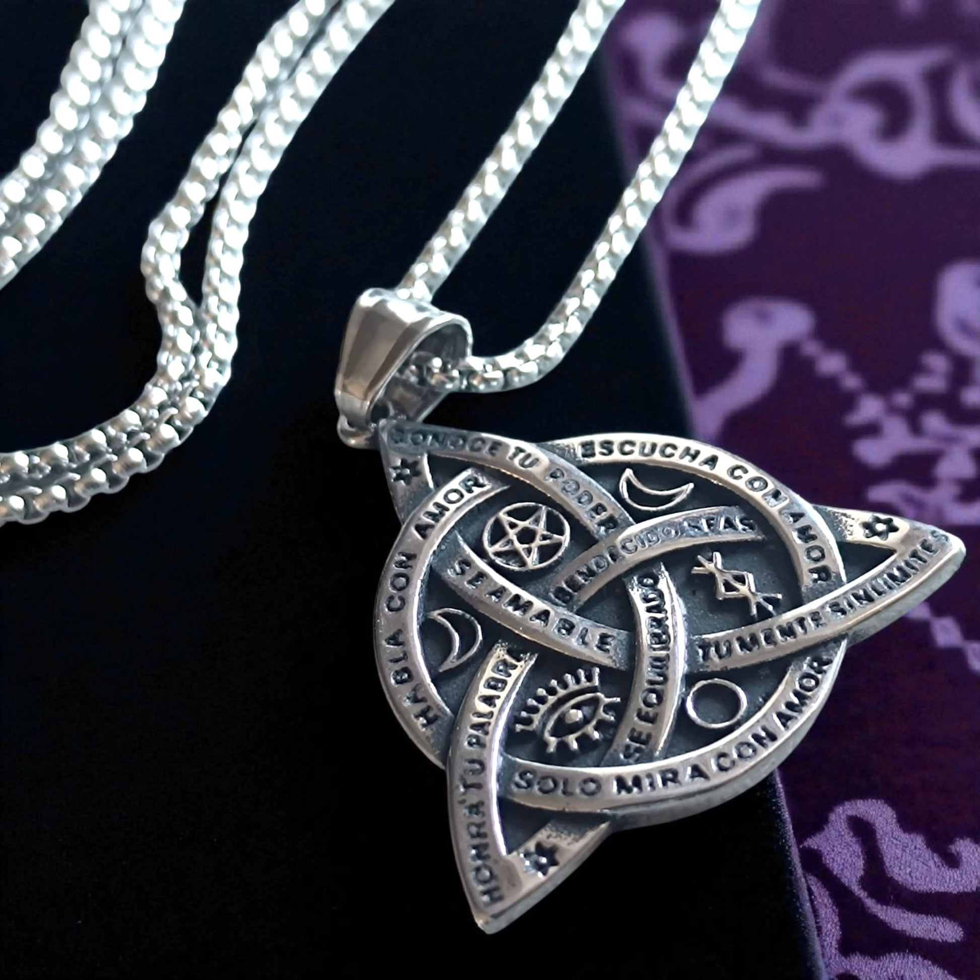 Collar Triquetra En Acero Inoxidable Con Cadena 45 Cms TODOMINERAL