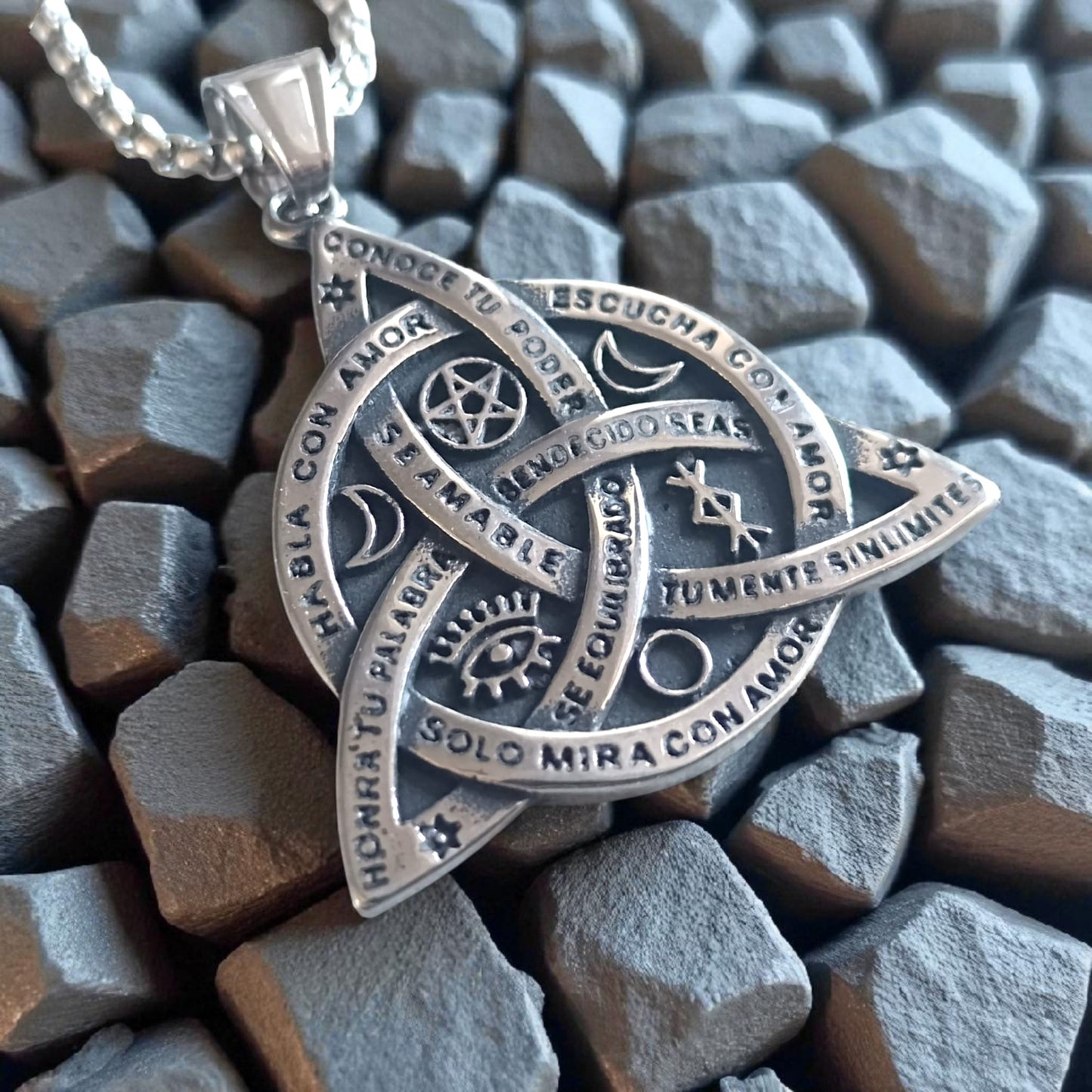 Collar Triquetra En Acero Inoxidable Con Cadena 45 Cms TODOMINERAL