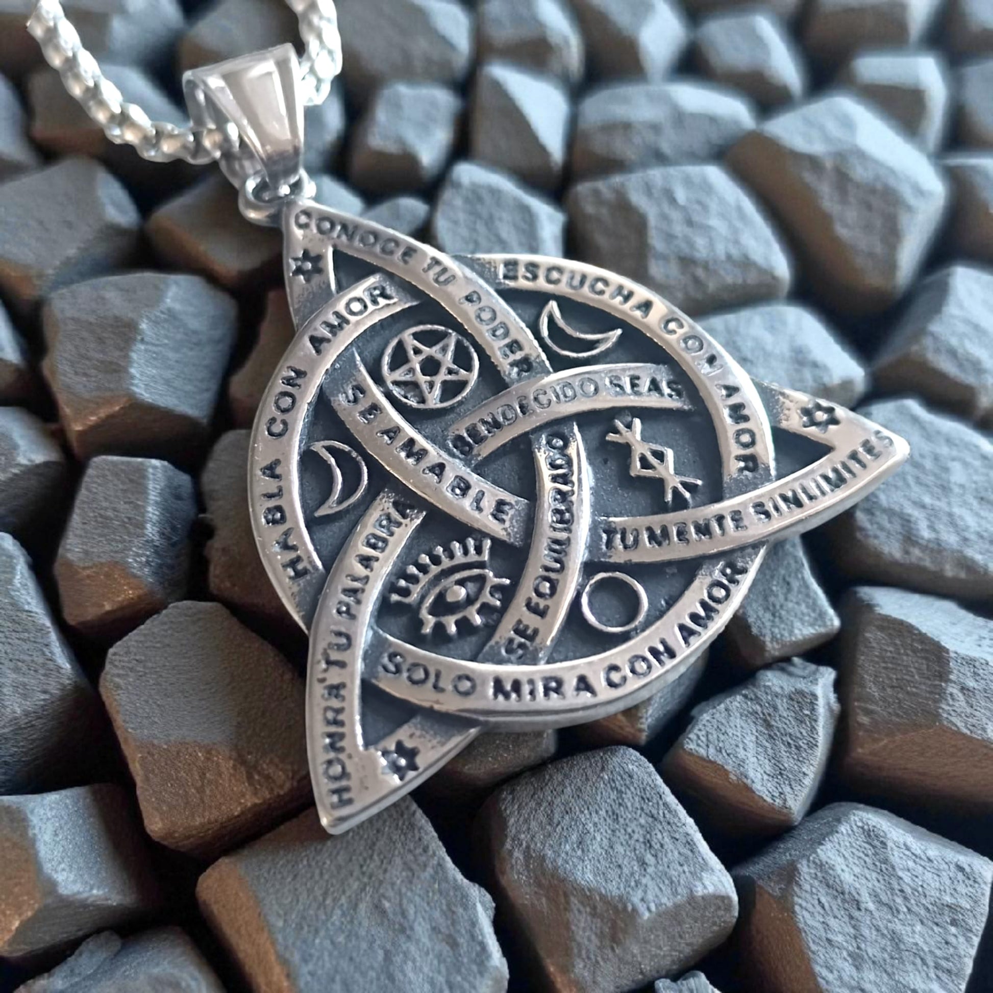 Collar Triquetra En Acero Inoxidable Con Cadena 45 Cms TODOMINERAL