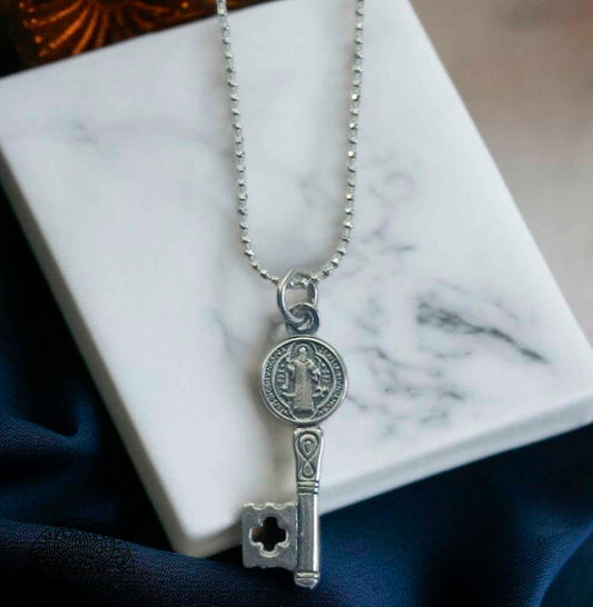 Colgante Llave San Benito Con Cadena Plata 925 TODOMINERAL